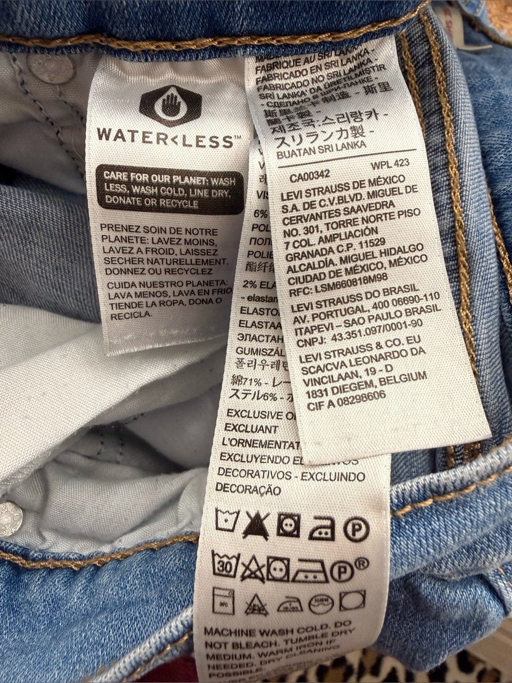 Levi’s High Rise Denim Shorts size 30 - Picture 4 of 10